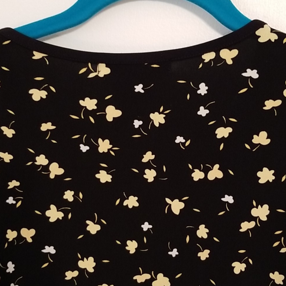 Nine West Black and Cream Print Top in Size Medium - Picture 7 of 9